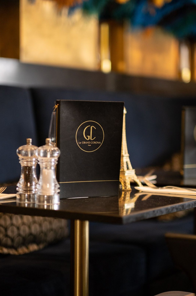 Protège menu en cuir personnalisé d'un logo en marquage doré