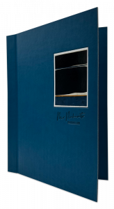 Porte menu aux deux faces aimantées pour maintenir les feuilles intérieures, matière bleue foncée, marquage en estampage et fenêtre